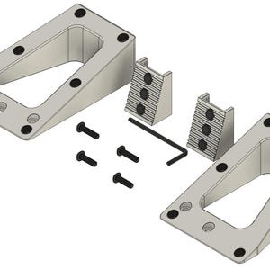 Puede incluir: Dos rampas de metal gris con una base de goma negra y un inserto de goma negra. Las rampas están diseñadas para ser utilizadas como una rampa de carga para un vehículo. Las rampas se muestran con cuatro tornillos negros y una llave Allen.