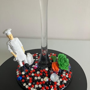 Chef-Themed Hand-Decorated Wine Glass with Miniature Cook, Vegetables & Rhinestones – Unique Culinary Gift for Food Lovers and Chefs