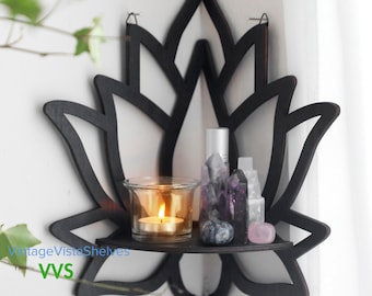 Mystieke harmonie: Lotus Crystal hoekgemonteerde wandplank - zwarte houten wandplanken voor weergave van etherische oliën en esthetische spirituele sfeer