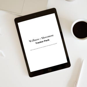 Op de afbeelding: Een zwarte tablet met een wit scherm waarop de zwarte tekst Wellness + Movement Tracker Pack en de kleinere subtekst Tools to help you become more consistent with taking care of yourself in het midden van het scherm staan.