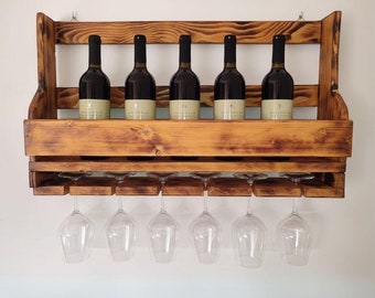 Portabottiglie elegante in legno di abete fiammato e porta calici da appendere alla parete. Cantinetta esclusiva. Idea regalo originale