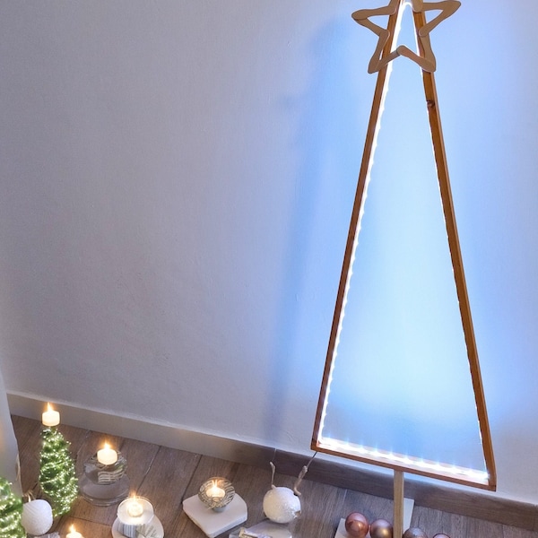 Sapin de Noël moderne et minimaliste en bois fait à la main avec lumières LED colorées et télécommande, avec boules de Noël