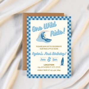 Könnte beinhalten: Eine blau-weiß karierte Einladung mit dem Text "One Wild Ride!" in einer Retro-Schriftart. Die Einladung ist für eine erste Geburtstagsfeier für einen Jungen namens Ryder. Die Einladung enthält eine Cartoon-Illustration eines Surfers, der auf einer Welle reitet. Der Text "Ryder's First Birthday!" ist in einer blau-goldenen Schriftart. Datum und Uhrzeit der Party sind mit "June 8 3pm" angegeben. Der Ort ist mit "1234 Anywhere St, City, State" angegeben. Die RSVP-Informationen sind mit "Kindly RSVP at 123-456-7800" angegeben.
