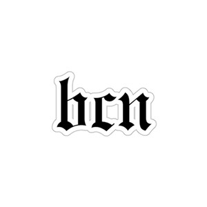 Könnte beinhalten: Schwarz-weißer Aufkleber mit dem Wort "born" in gotischer Schrift.