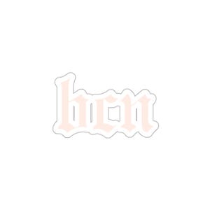 Könnte beinhalten: Ein Aufkleber mit dem Wort "boo" in gotischer Schrift in hellrosa.