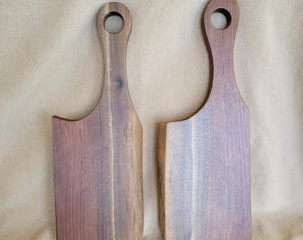 Tabla de embutidos de nogal con borde natural. Regalo para el Día de la Madre, regalo para papá, regalo de boda, regalo de inauguración de casa, regalo para hermano, regalo para hermana.