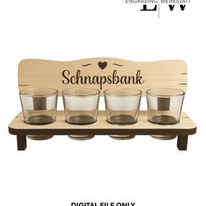 Pode incluir: Um suporte de madeira para copos de shot com quatro copos transparentes. O suporte tem a forma de um banco e tem a palavra "Schnapsbank" escrita. A imagem também inclui o texto "Engraving Werkstatt".
