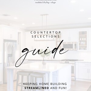 Op de afbeelding: Een heldere, witte keuken met een centraal eiland en krukken. De afbeelding bevat de tekst "COUNTERTOP SELECTIONS GUIDE" en "KEEPING HOME BUILDING STREAMLINED AND FUN!". Het logo van Pintails Design Co. staat bovenaan.