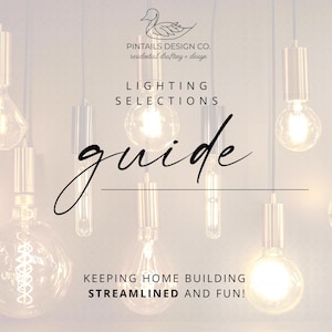 Op de afbeelding: Een gids voor verlichtingsselecties met een zachte, neutrale achtergrond. De afbeelding toont verschillende verlichte gloeilampen die aan het plafond hangen. De tekst luidt "Pintails Design Co. Lighting Selections Guide" en "Keeping Home Building Streamlined and Fun!"