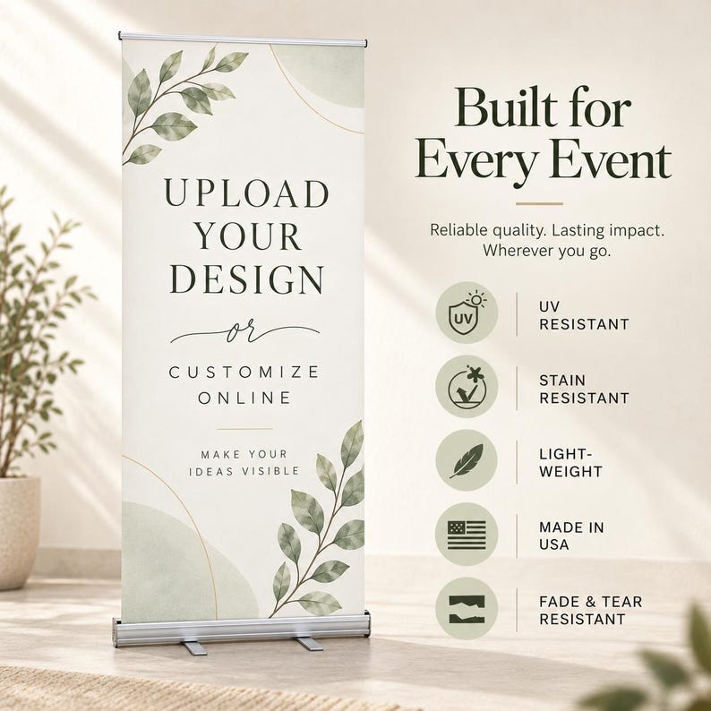 K&ouml;nnte beinhalten: Ein vertikaler Roll-up-Bannerst&auml;nder mit cremefarbenem Hintergrund, gr&uuml;nen Blattillustrationen und dem Text UPLOAD YOUR DESIGN OR CUSTOMIZE ONLINE. Die rechte Seite listet Merkmale wie UV-, Flecken- und Rei&szlig;festigkeit sowie die US-Herstellung auf.