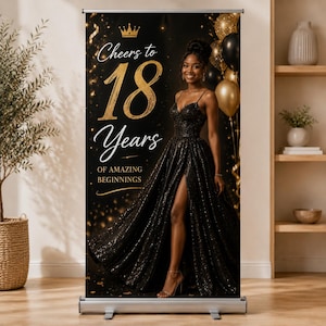 Op de afbeelding: Een verticale banner met een zwarte achtergrond, gouden tekst Cheers to 18 Years OF AMAZING BEGINNINGS en een gouden kroonicoon. Een persoon in een zwarte paillettenjurk met een hoge split staat naast gouden en zwarte ballonnen.