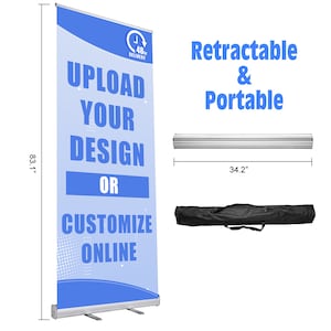 Op de afbeelding: Een oprolbare bannerstandaard van 211,07 cm hoog en 86,87 cm breed. De blauw-witte banner bevat de tekst UPLOAD YOUR DESIGN OR CUSTOMIZE ONLINE en een 48hr-icoon. Inclusief een zilverkleurige metalen voet en een zwarte draagtas voor transport.