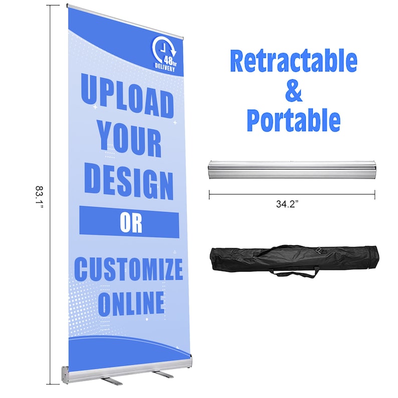 Op de afbeelding: Een oprolbare bannerstandaard van 211,07 cm hoog en 86,87 cm breed. De blauw-witte banner bevat de tekst UPLOAD YOUR DESIGN OR CUSTOMIZE ONLINE en een 48hr-icoon. Inclusief een zilverkleurige metalen voet en een zwarte draagtas voor transport.