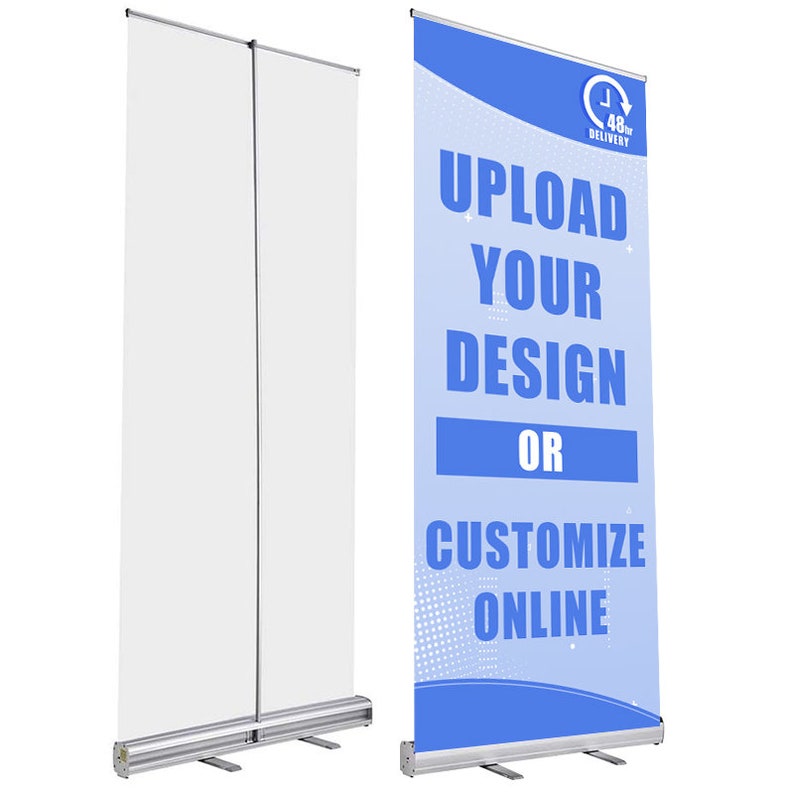 Op de afbeelding: Twee verticale oprolbare banners met zilverkleurige metalen voetstukken. E&eacute;n banner is blanco wit, terwijl de andere een blauwe achtergrond heeft met witte tekst UPLOAD YOUR DESIGN OR CUSTOMIZE ONLINE en een 48hr DELIVERY klokicoon.