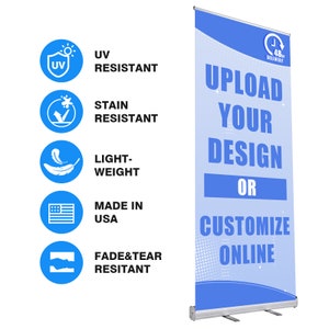 Op de afbeelding: Een verticale oprolbare bannerstandaard met een blauw-witte afbeelding met de tekst UPLOAD YOUR DESIGN OR CUSTOMIZE ONLINE. Vijf cirkelvormige iconen aan de linkerkant tonen kenmerken zoals UV-bestendig, vlekbestendig, lichtgewicht, gemaakt in de VS en bestand tegen vervaging en scheuren.