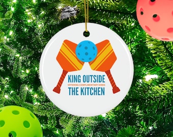 Adorno de Pickleball King, regalo para amantes del pickleball en vacaciones, decoración para árbol de Navidad, adorno de cerámica con forma de Dinks de Pickleball, regalo divertido de Pickleball