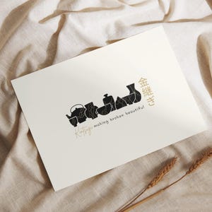 Puede incluir: Una tarjeta blanca con texto negro y dorado y una silueta negra de una fila de piezas de cerámica rotas. El texto dice "Kintsugi making broken beautiful" y "金継ぎ".