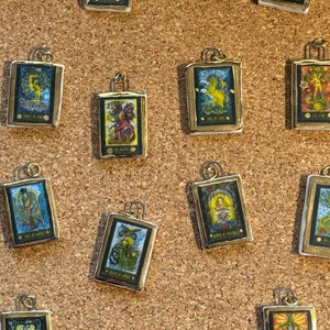 Pendentif carte de tarot pour colliers | Bijoux faits main en or véritable en porcelaine | Cadeau unique OOAK | Fabriqué à la main au Canada
