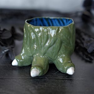 手作りモンスタークローセラミック容器｜緑色のクリーチャーフットカップ｜魔女風プランター小物入れ｜ダークファンタジー陶器｜ファンタジーギフト