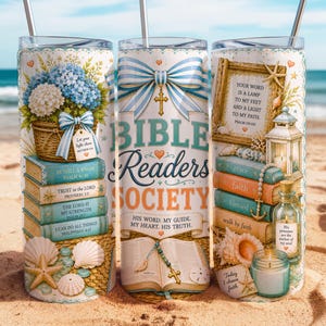 Puede incluir: Un vaso de acero inoxidable con un diseño envolvente que muestra una cesta de hortensias azules y blancas, pilas de libros con versículos bíblicos, un gran lazo a rayas azules, una cruz, conchas marinas, una linterna y el texto Bible Readers Society.