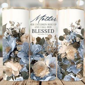 Könnte beinhalten: Ein Set aus drei Keramikbechern mit einer gesprenkelten, cremefarbenen Glasur. Jeder Becher hat ein anderes handgemaltes Design: eine Sonne, ein Mond und ein Stern. Die Becher haben ein schlichtes, modernes Design.