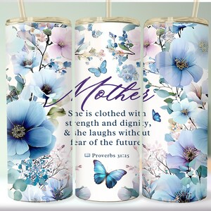 Könnte beinhalten: Ein floraler Becher mit Strohhalm, mit einem Design aus blauen und lila Blumen, Schmetterlingen und dem Wort "Mother" in Schrift. Der Text enthält ein Zitat aus Sprichwörter 31:25.