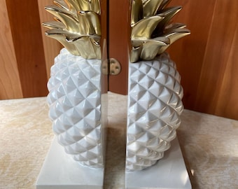 Para zabytkowych, ciężkich, białych podpórek do książek w kształcie ananasa (lakierowanych ze złotymi wierzchołkami)