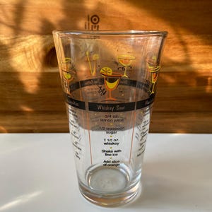 Szklanka do mieszania koktajli w stylu mid-century modern Libbey z przepisami na gin Beefeater