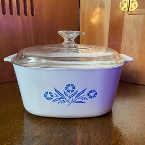 Vintage Corning Ware-braadpan met blauwe korenbloem uit de jaren 70 en glazen deksel: 3 QT