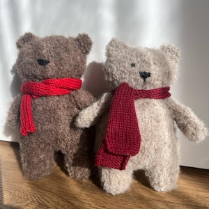 Handgemaakte gebreide bouclé-teddybeer: zacht knuffeldier, kinderkamerdecoratie