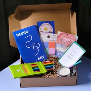 Caixa de presente Neuro Art Journal – Kit criativo de autocuidado para alívio do estresse e atenção plena | Pacote de relaxamento com chá, vela e materiais de arte