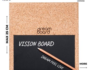 Op de afbeelding: Een rechthoekig kurkbord met een zwart schoolbord-inzetstuk met de tekst VISION BOARD en DREAM FEEL LIVE. Het bord bevat een houten potlood en heeft afmetingen van 23 cm breed bij 25 cm hoog. De merknaam dream board staat op het bord gedrukt.