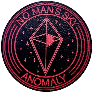 Puede incluir: Un parche redondo negro con un diseño y texto rojos. El texto dice "NO MAN'S SKY" en la parte superior y "ANOMALY" en la inferior. El diseño presenta una forma de diamante con un semicírculo y estrellas.
