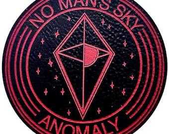 Può includere: Una toppa rotonda nera con un design e testo rossi. Il testo recita "NO MAN'S SKY" in alto e "ANOMALY" in basso. Il design presenta una forma a diamante con un semicerchio e stelle.