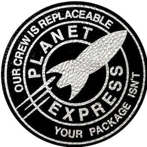 Könnte beinhalten: Runder schwarzer Aufnäher mit silbernem Text und einer silbernen Rakete. Der Text lautet "OUR CREW IS REPLACEABLE PLANET EXPRESS YOUR PACKAGE ISN'T". Die Rakete ist nach rechts abgewinkelt, mit drei Linien, die sich nach links erstrecken.
