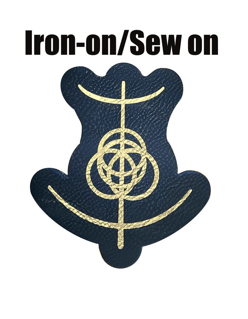 Op de afbeelding: Een marineblauwe opstrijkbare patch met een goudkleurig geometrisch ontwerp. De patch heeft een unieke vorm en de tekst "Iron-on/Sew on" in zwarte letters staat bovenaan.