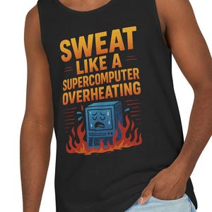 Puede incluir: Camiseta de tirantes negra con un gráfico de una computadora en llamas y el texto "Sweat like a supercomputer overheating".