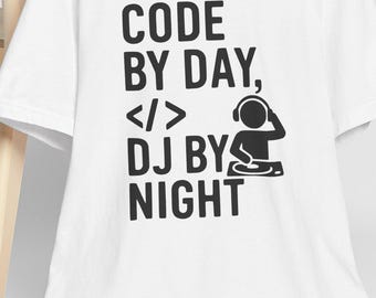 Maglietta divertente per programmatori, maglietta unisex in jersey Code by Day DJ by Night, regalo per programmatori informatici, maglietta per programmatori, maglietta umoristica per programmatori, nerd dell'informatica