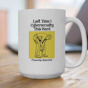 Op de afbeelding: Witte keramische mok met een zwart-gele illustratie van een persoon die buigt met de tekst "Last Time I Cybersecurity This Hard I Threw My Back Out!"