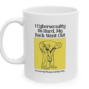 Könnte beinhalten: Weißer Keramikbecher mit humorvollem Design. Der Becher zeigt den Text "I Cybersecurity So Hard, My Back Went Out" über einer Illustration einer sich bückenden Person. Darunter steht der Text "Somebody Please Call My Wife."