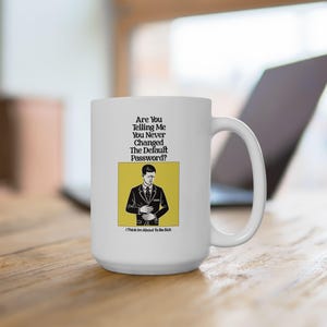 Könnte beinhalten: Weiße Keramik-Tasse mit schwarzem Henkel. Auf der Tasse steht der Text "Are You Telling Me You Never Changed The Default Password?" und eine Illustration einer Person im Anzug. Darunter steht der Text "I Think Im About To Be Sick".