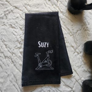 Toalla de yoga personalizada para clase de ejercicio, toalla de pilates, toalla de entrenamiento personalizada, toalla para cara sudorosa, toalla con nombre, toalla de gimnasio, clase de spinning imagen 15