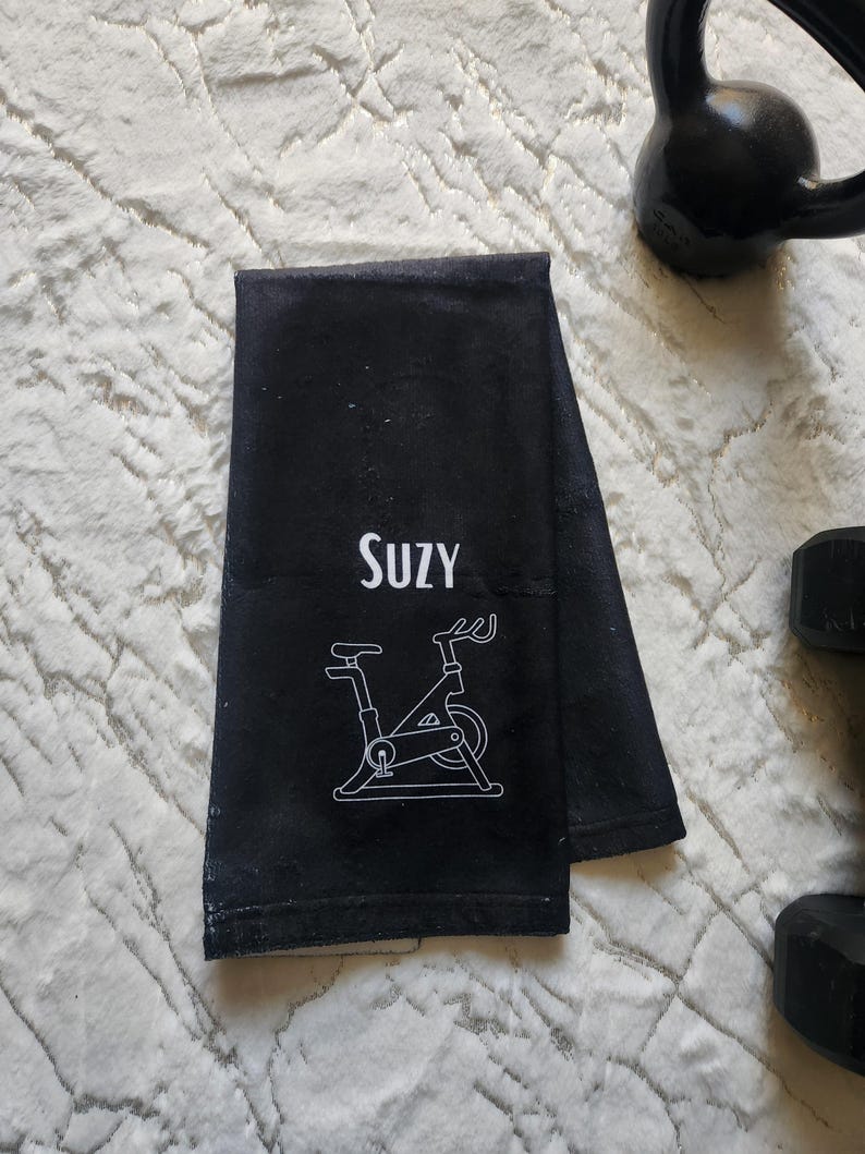 Toalla de yoga personalizada para clase de ejercicio, toalla de pilates, toalla de entrenamiento personalizada, toalla para cara sudorosa, toalla con nombre, toalla de gimnasio, clase de spinning imagen 15