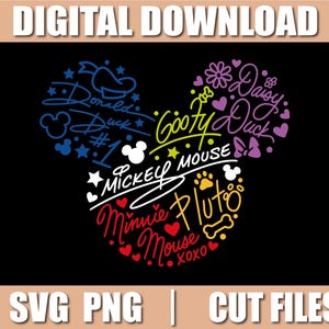 Puede incluir: Un gráfico negro con la forma de la cabeza de Mickey Mouse, lleno de nombres de personajes como Donald Duck, Goofy y Pluto. Las palabras "DIGITAL DOWNLOAD" y "SVG PNG | CUT FILES" están en la parte superior e inferior.