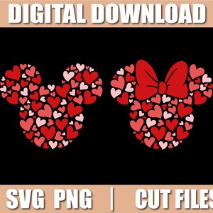 Puede incluir: Gráfico de descarga digital con dos siluetas de cabeza de Mickey Mouse llenas de corazones rojos y rosas. Una silueta tiene un lazo rojo. Se muestran las palabras "DESCARGA DIGITAL", "SVG PNG" y "ARCHIVOS DE CORTE".