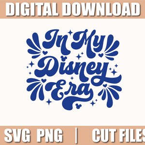 Puede incluir: Gráfico de descarga digital con la frase "In My Disney Era" en azul retro. El diseño incluye orejas de Mickey Mouse, corazones y estrellas. También están presentes las palabras "DIGITAL DOWNLOAD" y "SVG PNG | CUT FILES".