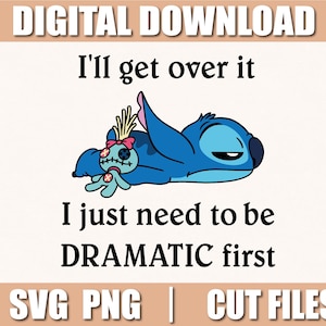 Puede incluir: Un personaje azul de Stitch de Lilo & Stitch está acostado con una pequeña muñeca azul con flores rosas en el pelo. El texto dice "I'll get over it I just need to be DRAMATIC first".