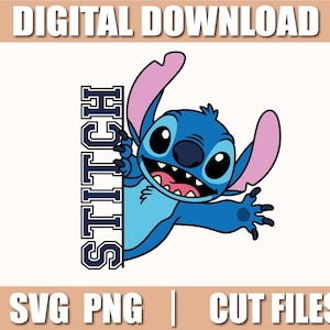 Puede incluir: Un gráfico de descarga digital con el personaje Stitch de Lilo & Stitch. Stitch es azul con ojos grandes y orejas rosas, y la palabra "STITCH" está impresa verticalmente. La imagen también incluye "SVG PNG | CUT FILES".
