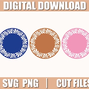 Puede incluir: Tres diseños circulares en azul, marrón y rosa, cada uno con un borde floral blanco. Las palabras "DESCARGA DIGITAL" y "SVG PNG | ARCHIVOS DE CORTE" se muestran en texto blanco encima y debajo de los círculos.