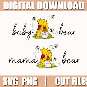Puede incluir: Una descarga digital de dos archivos SVG con Winnie de Pooh como un oso. La imagen superior dice "baby bear" y la imagen inferior dice "mama bear". Ambas imágenes muestran a Winnie de Pooh sosteniendo un tarro de miel y rodeado de abejas.